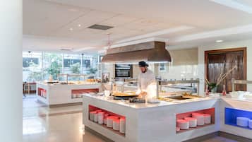 Desayuno buffet diario (EUR 15 por persona)