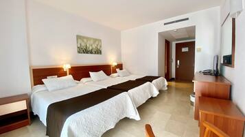 三人房, 露台 | 防敏寢具、羽絨被、迷你吧、書桌