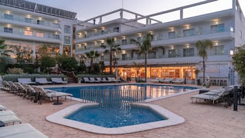 Outdoor pool, pool umbrellas, sun loungers