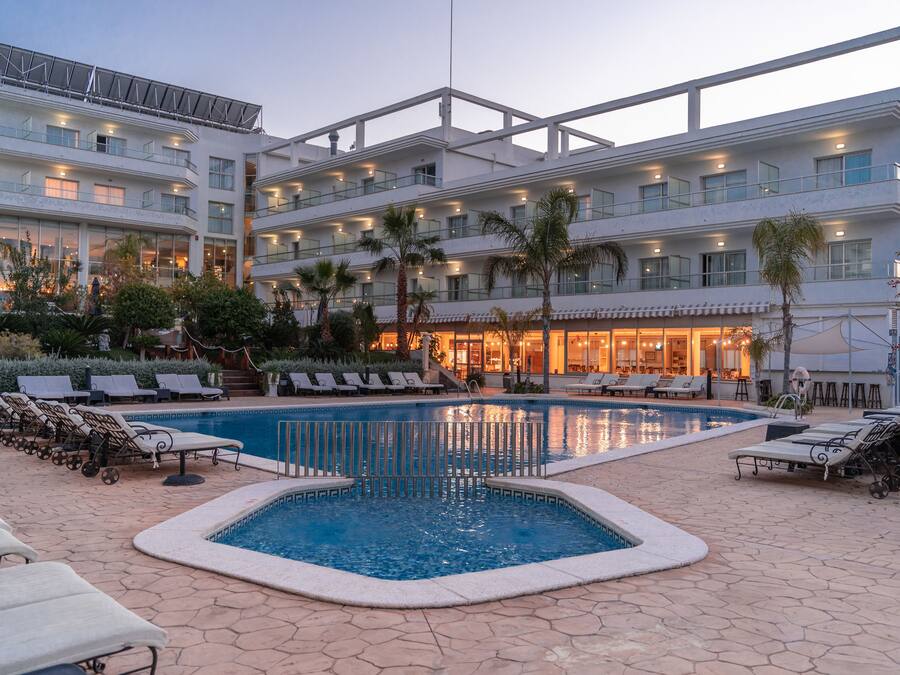 Piscina all'aperto, ombrelloni da piscina, lettini