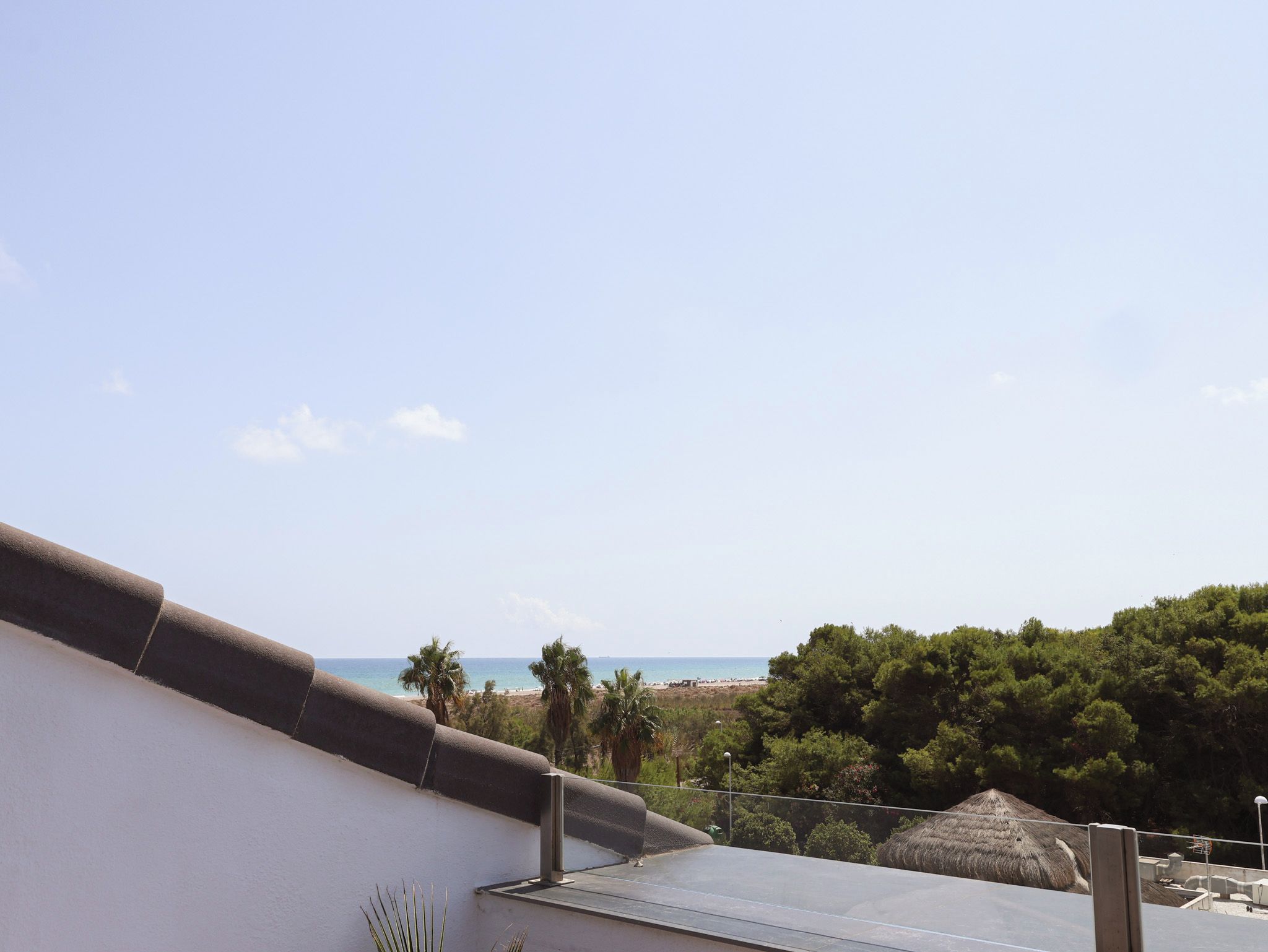 Un balcón con vistas al mar y a la playa.