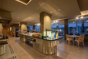 Se sirven desayunos y cenas (con vistas a la piscina) 