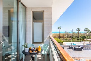 Habitación Deluxe doble, vistas parciales al mar | Ropa de cama de alta calidad, caja fuerte, mobiliario individual