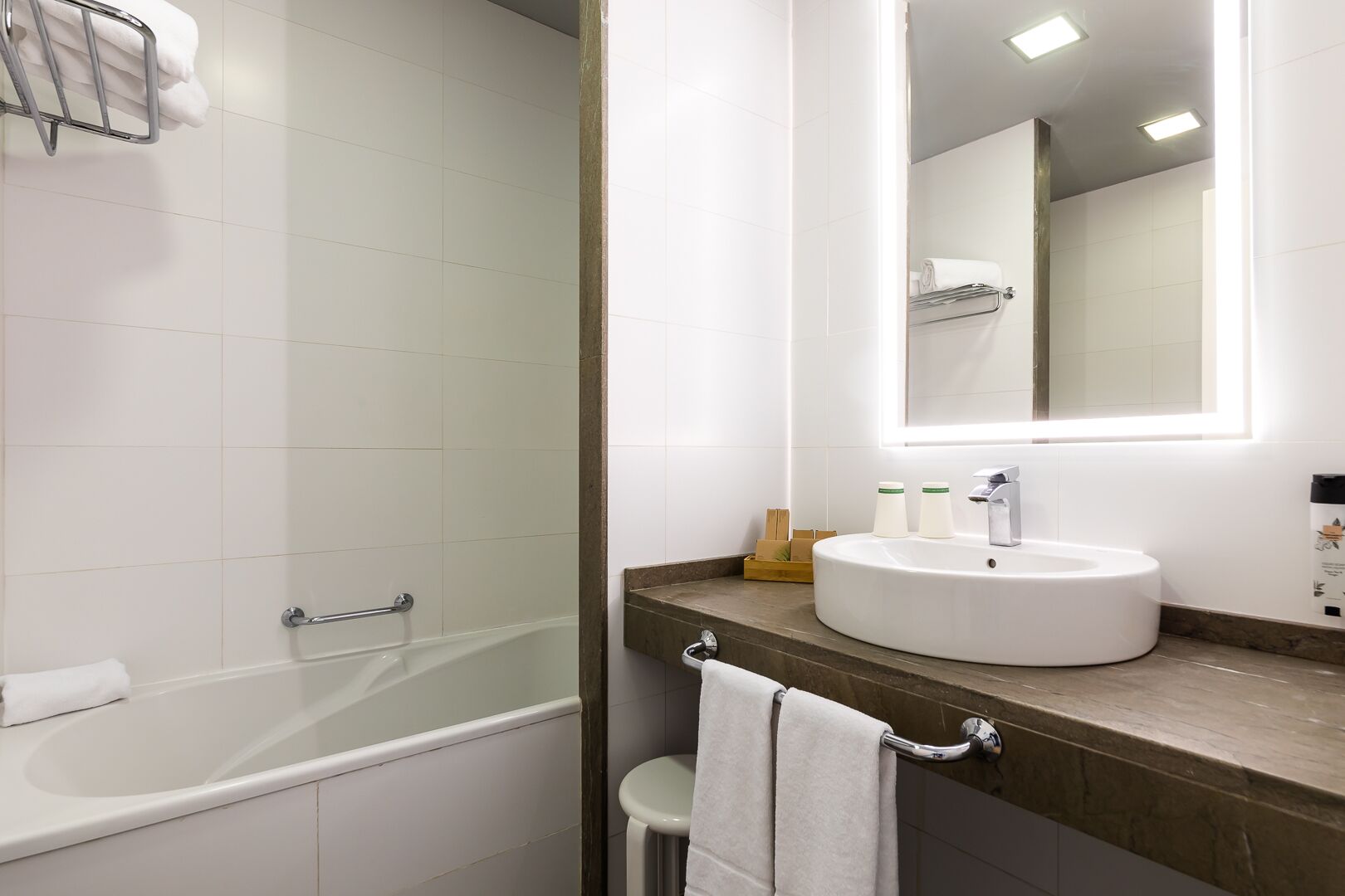 combined shower/bathtub, free toiletries, hair dryer, bidet