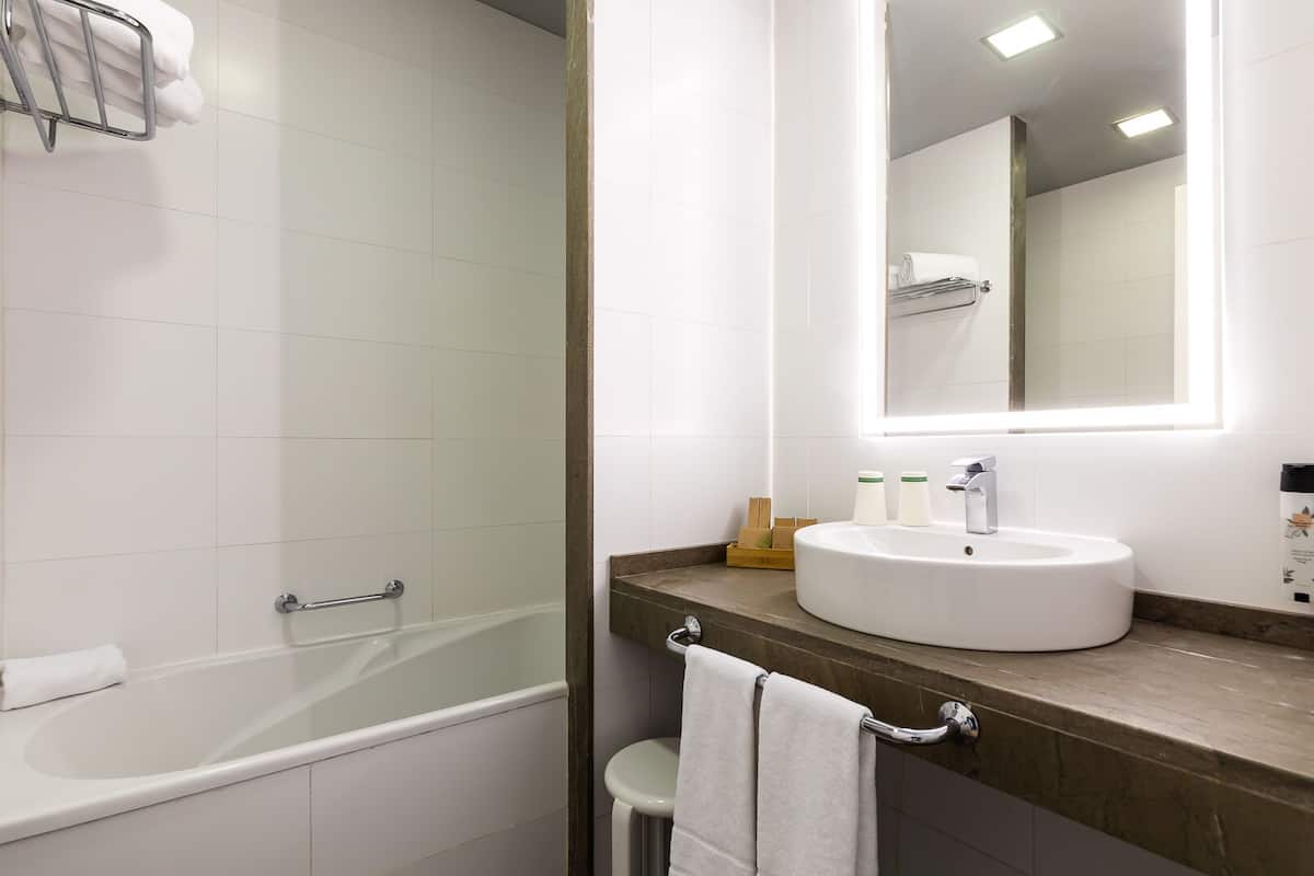 Duş/küvet kombinasyonu, ücretsiz banyo/kozmetik ürünleri