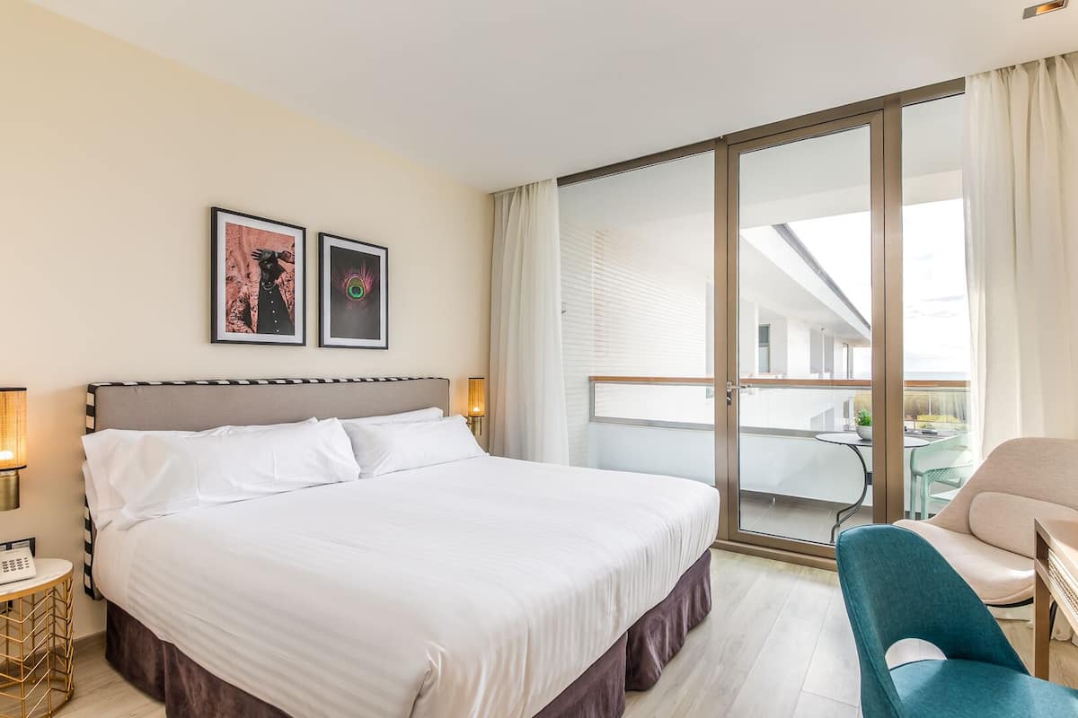 Deluxe Tek Büyük Yataklı Oda, Kısmi Deniz Manzaralı | Kaliteli yatak takımı, odada kasa, ayrı ayrı döşenmiş, masa