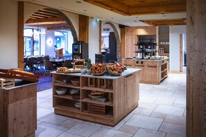 Petit déjeuner continental (25 EUR par personne)