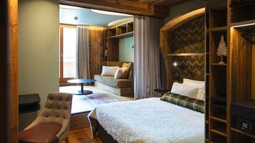 Junior suite | Luxe beddengoed, een kluis op de kamer, een bureau, geluiddichte muren