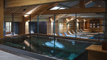 Indoor spa tub