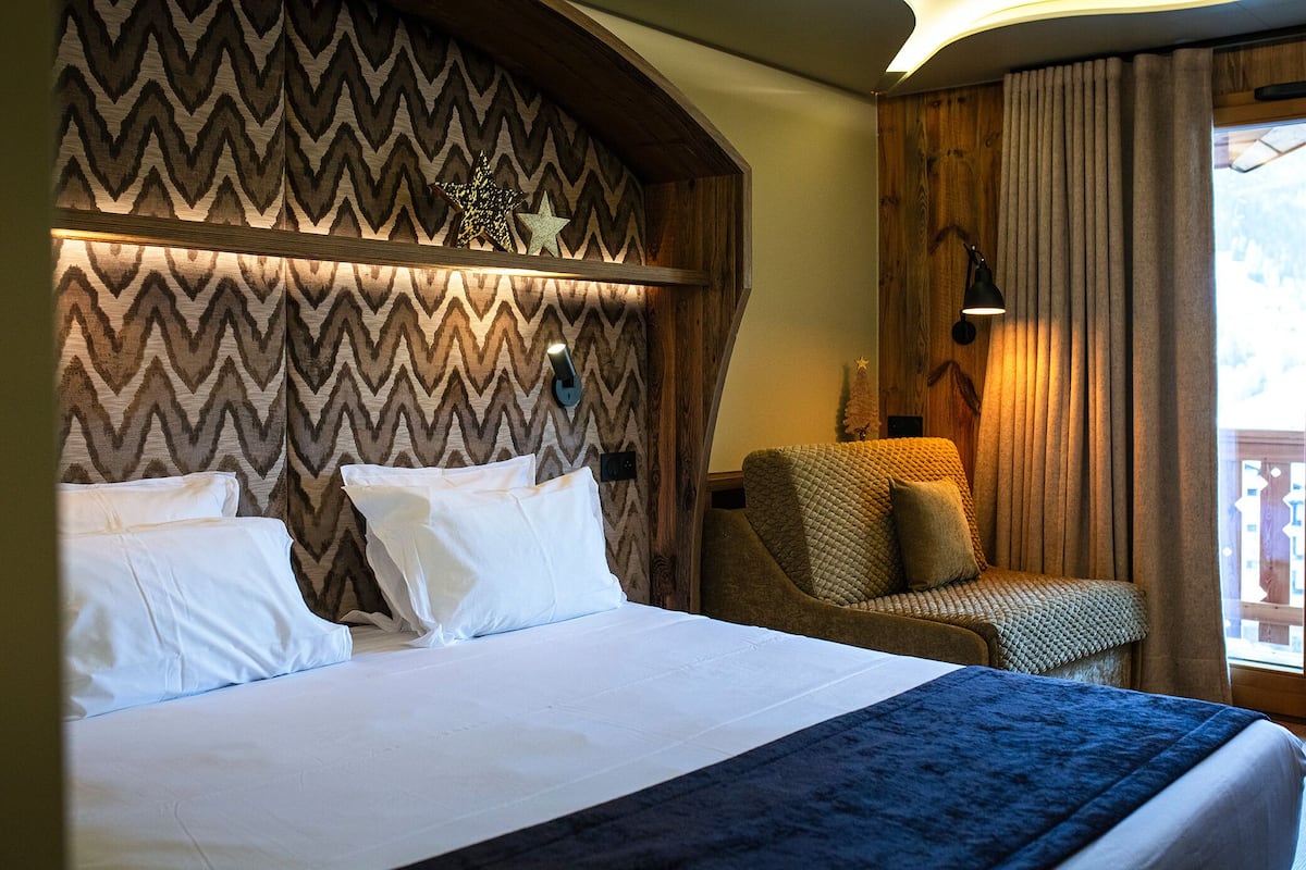 Superior Triple Room, Mountain View | Premium bedding, in-room safe, desk, soundproofing