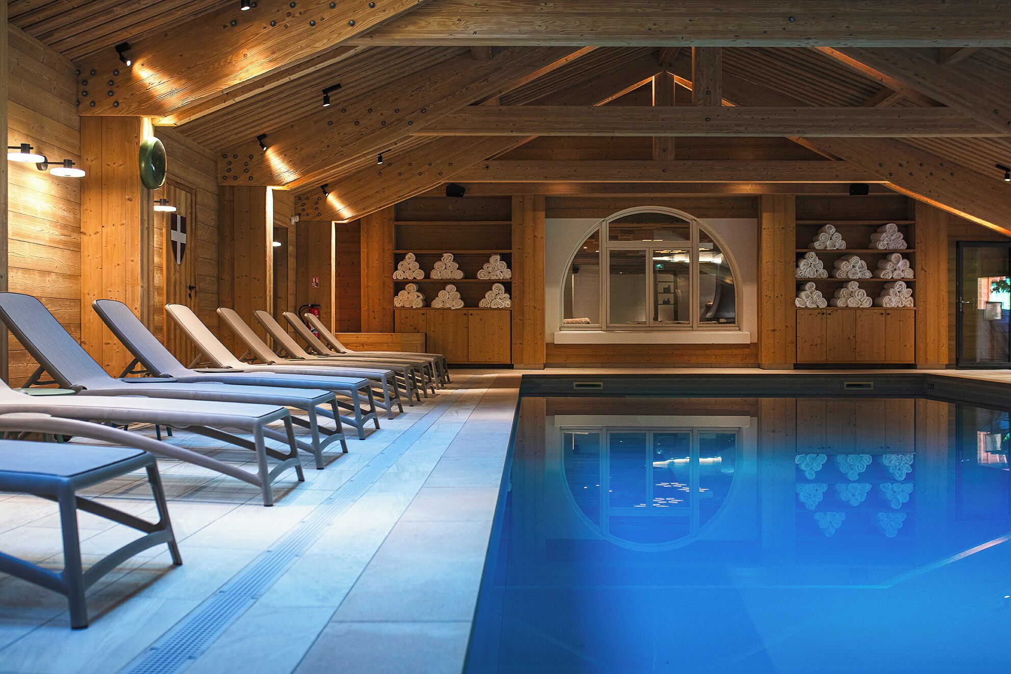 室内游泳池，日光浴躺椅