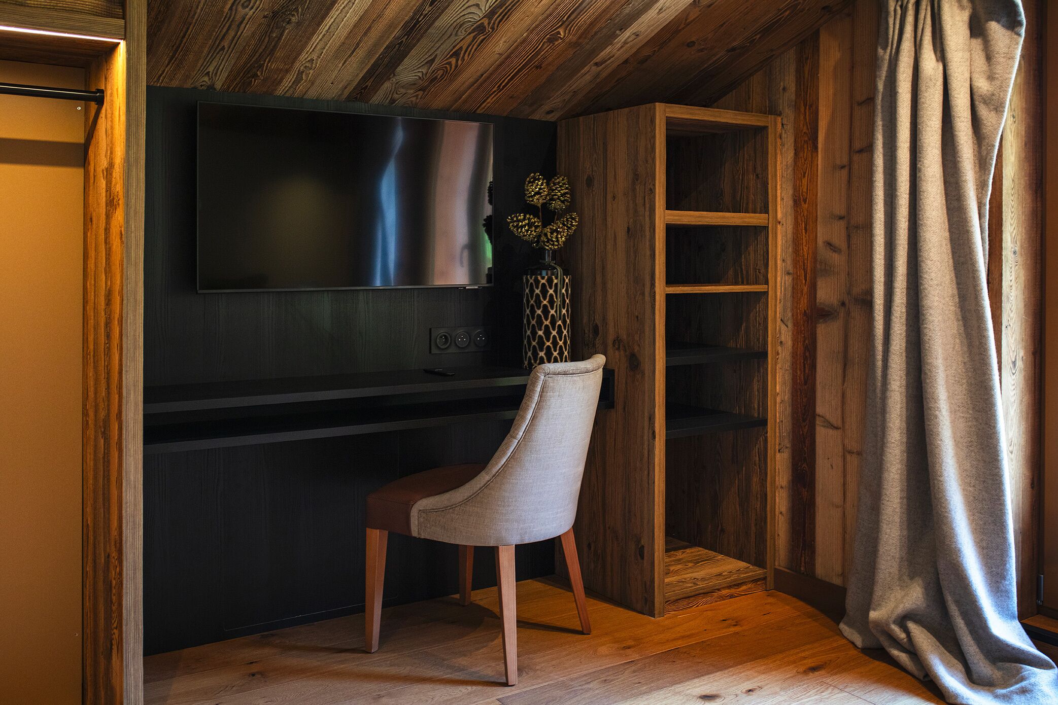 family suite | living area | 52-cm tv with digital channels