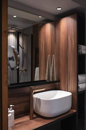 Junior Suite | Bathroom | Shower, hair dryer, bathrobes, slippers - Hotel Beauregard (La Clusaz)