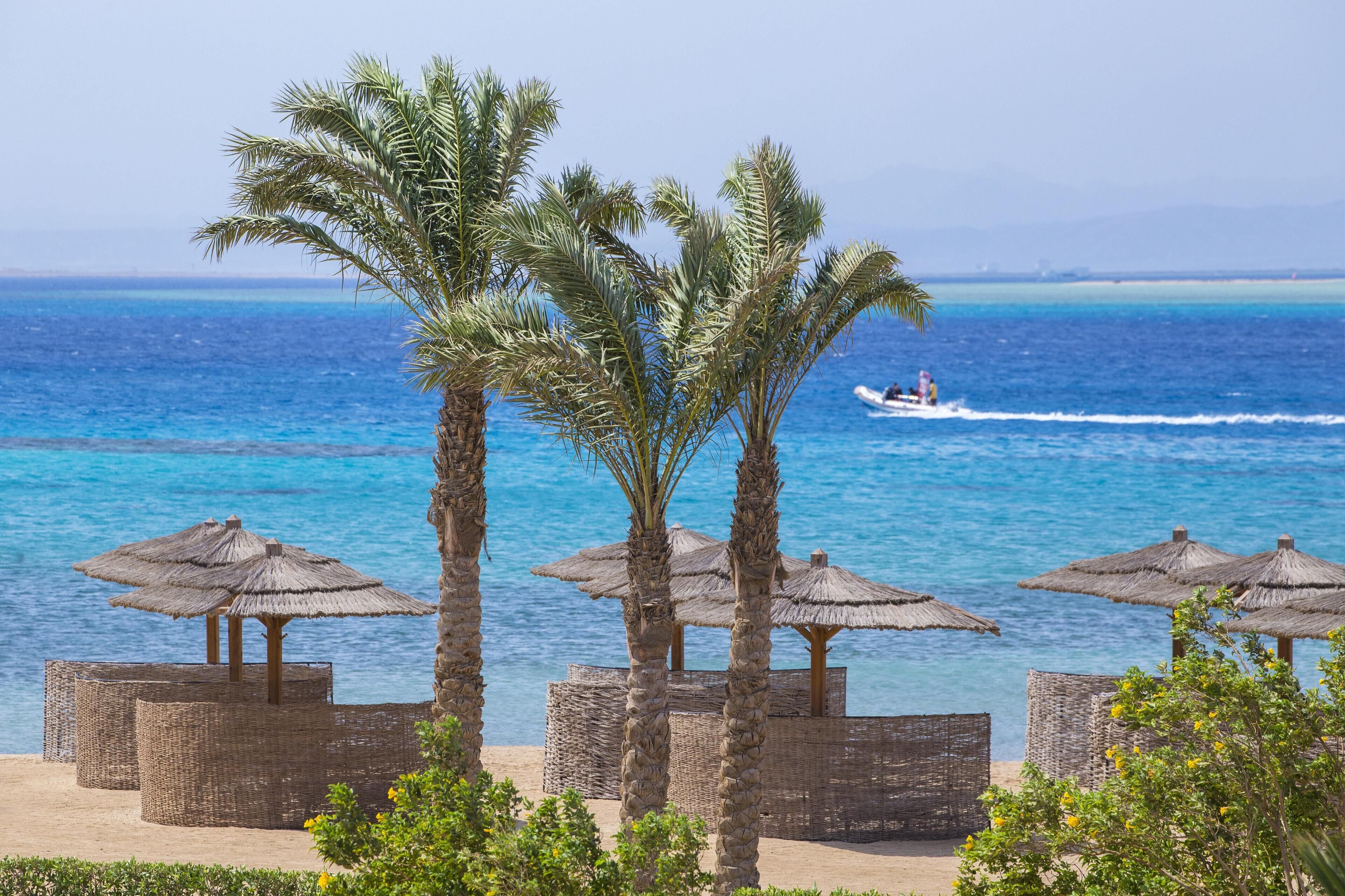 On the beach, free beach shuttle, sun-loungers, beach umbrellas