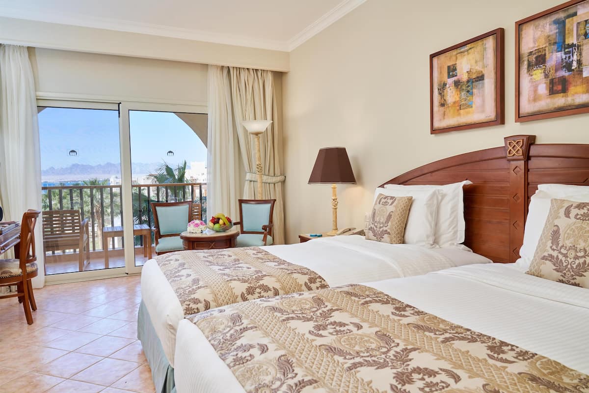 Habitación estándar, vista parcial al océano (Side Sea View Room) | Ropa de cama de alta calidad, edredón y minibar