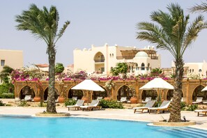 Innendørsbasseng, 2 utendørsbassenger og bassengparasoller