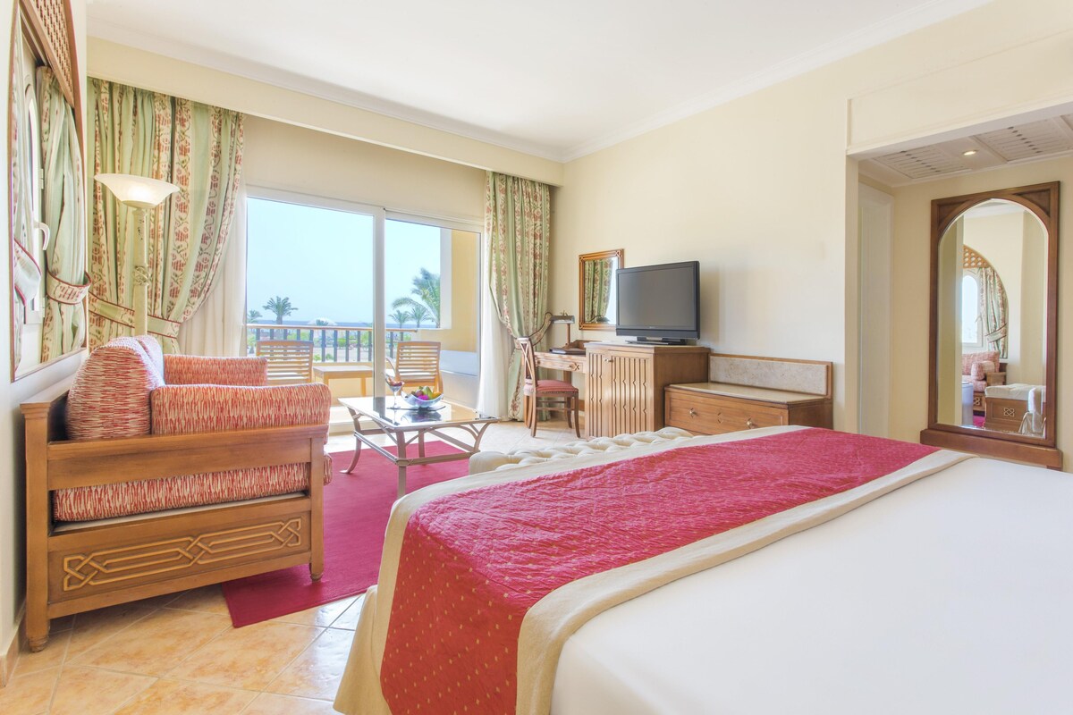 Quarto luxo, vista para o mar (Laguna Club Room) | Roupas de cama premium, edredons de pluma, frigobar, cofres nos quartos