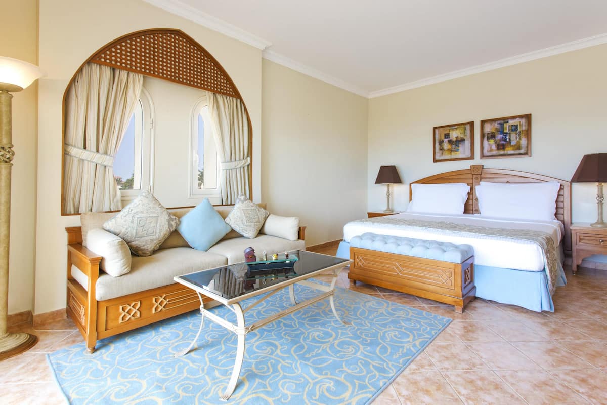 Habitación estándar, vista parcial al océano (Side Sea View) | Ropa de cama de alta calidad, edredón y minibar