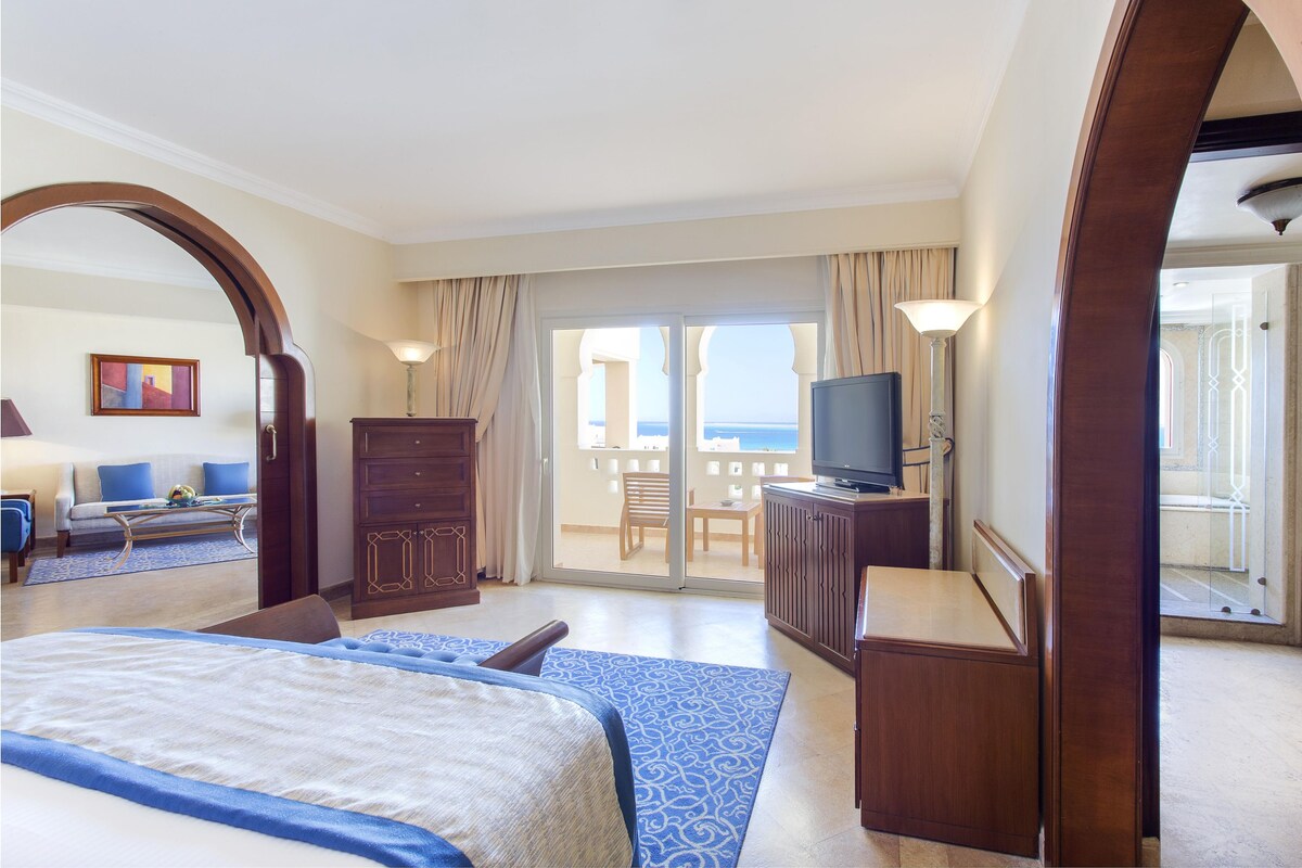 Suíte superior, vista para a baía (Deluxe Suite) | Roupas de cama premium, edredons de pluma, frigobar, cofres nos quartos