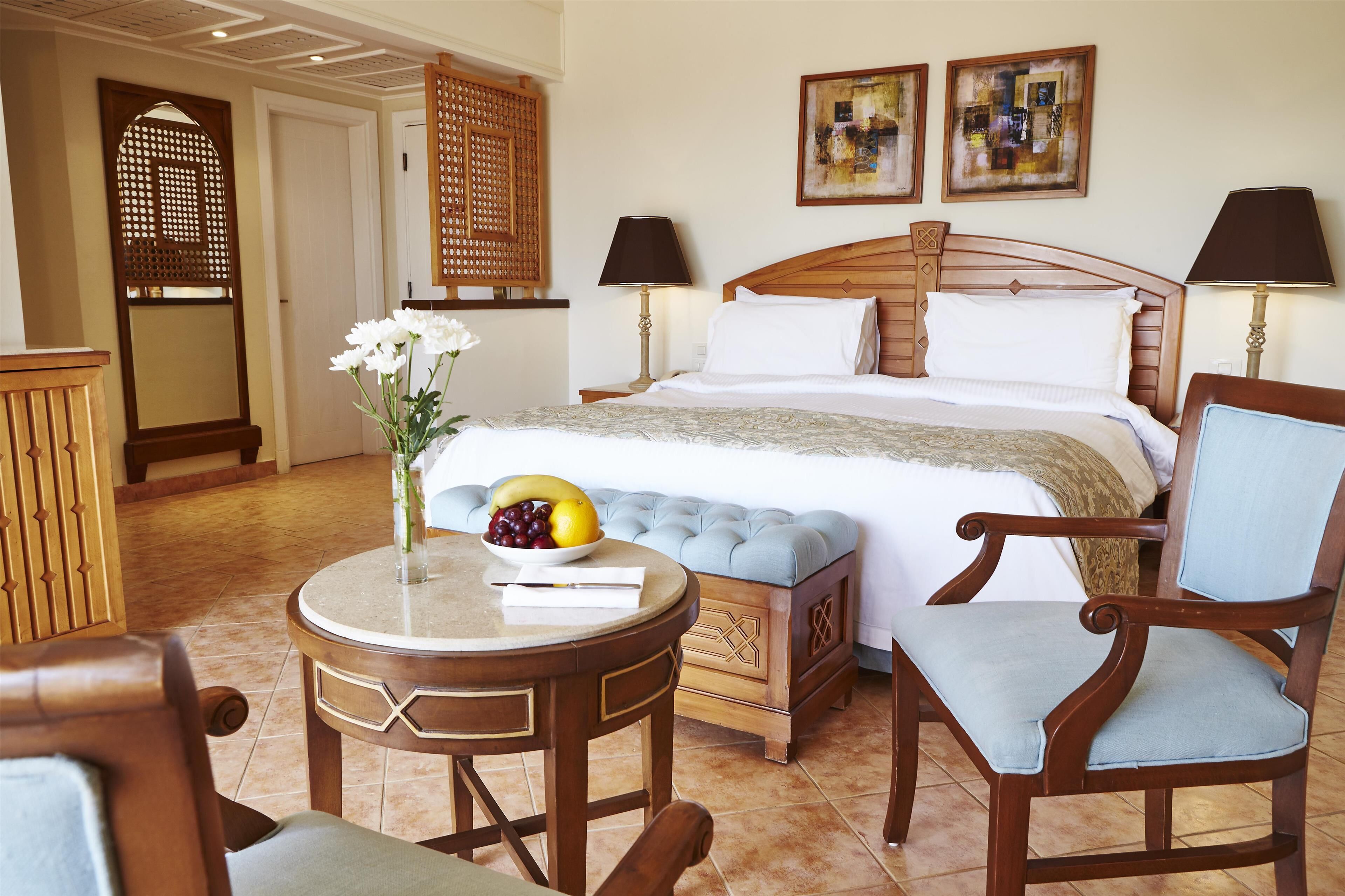 Sengetøy av topp kvalitet, dundyner, minibar og safe på rommet