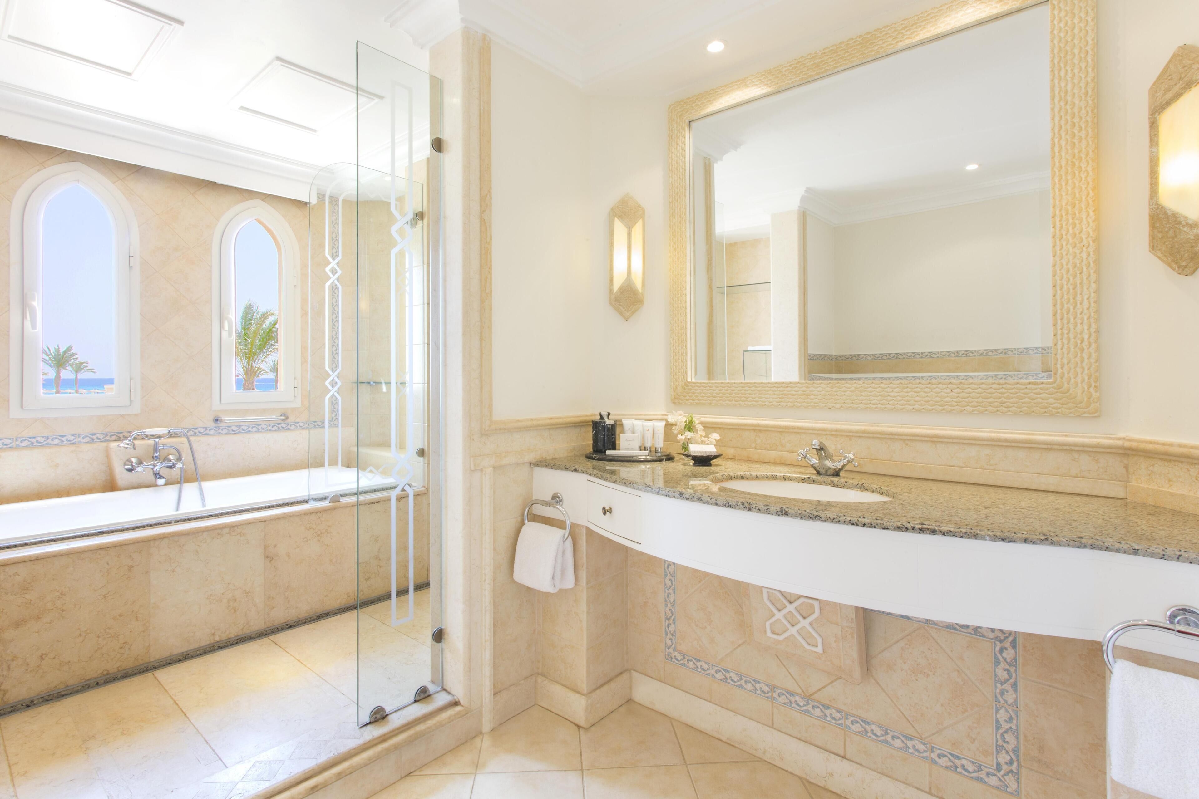 2 bars, bar en bord de piscine, bar de plage