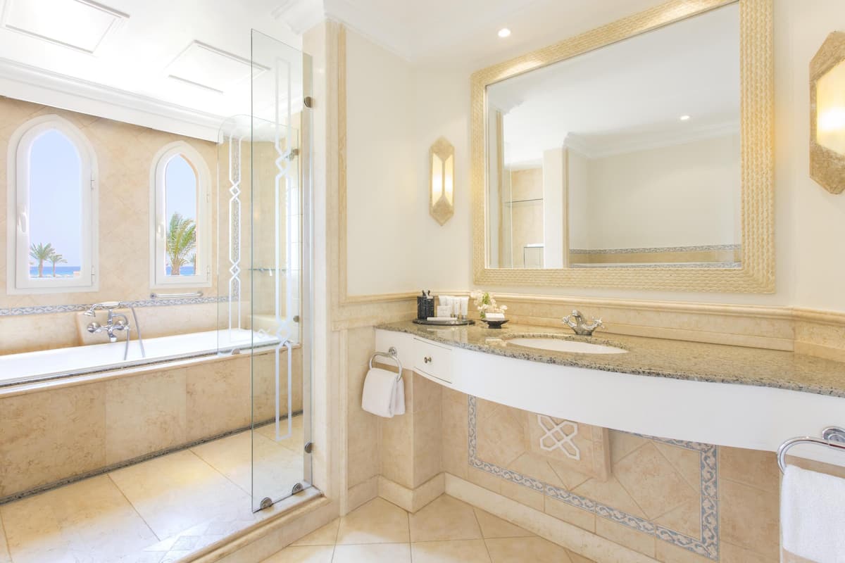 2 bars, bar en bord de piscine, bar de plage