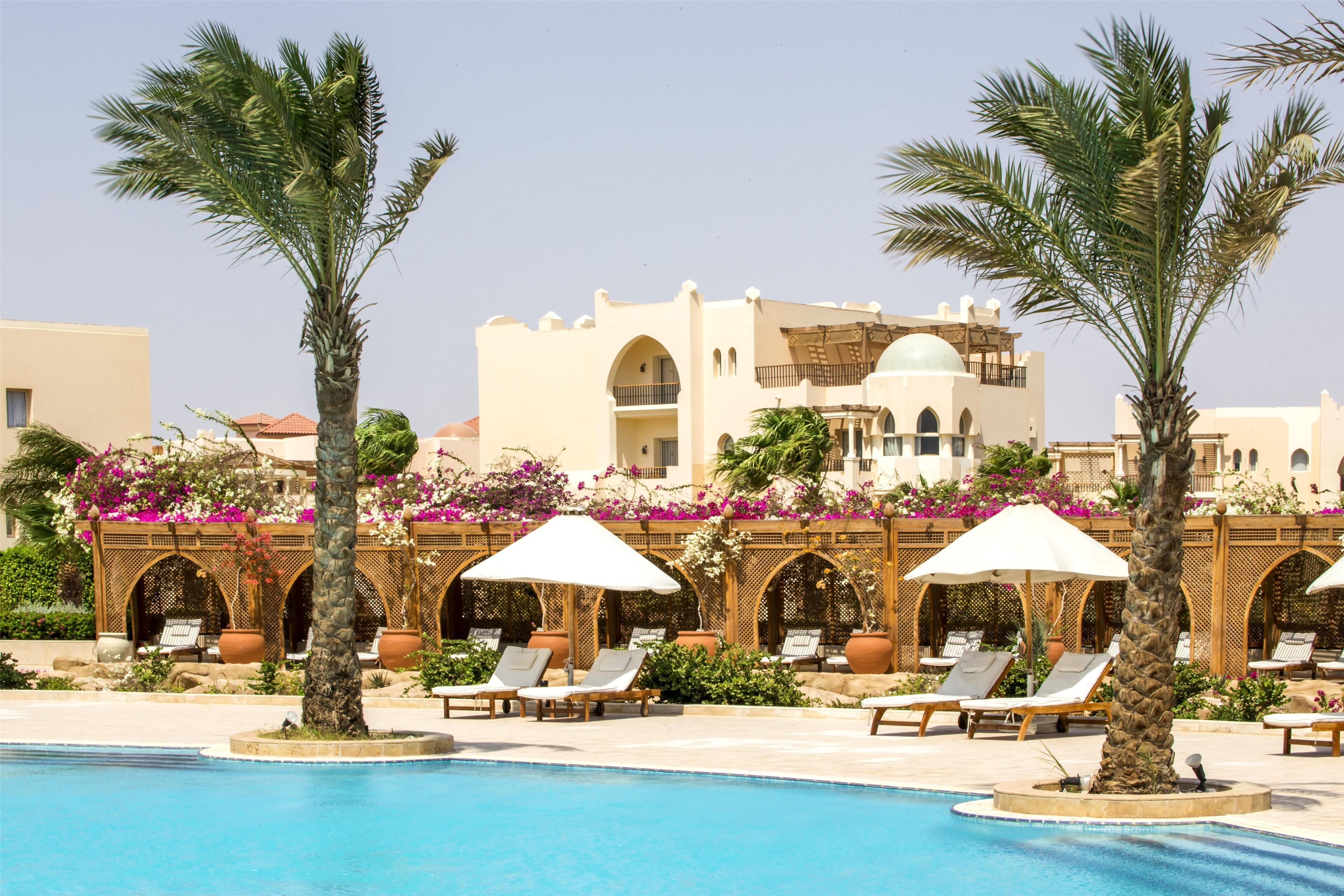 Piscine couverte, piscine extérieure, parasols de plage
