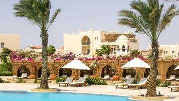 Piscina interna, piscina externa, funciona das 9h às 18h, guarda-sóis