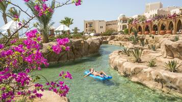 Innenpool, 2 Außenpools, Sonnenschirme