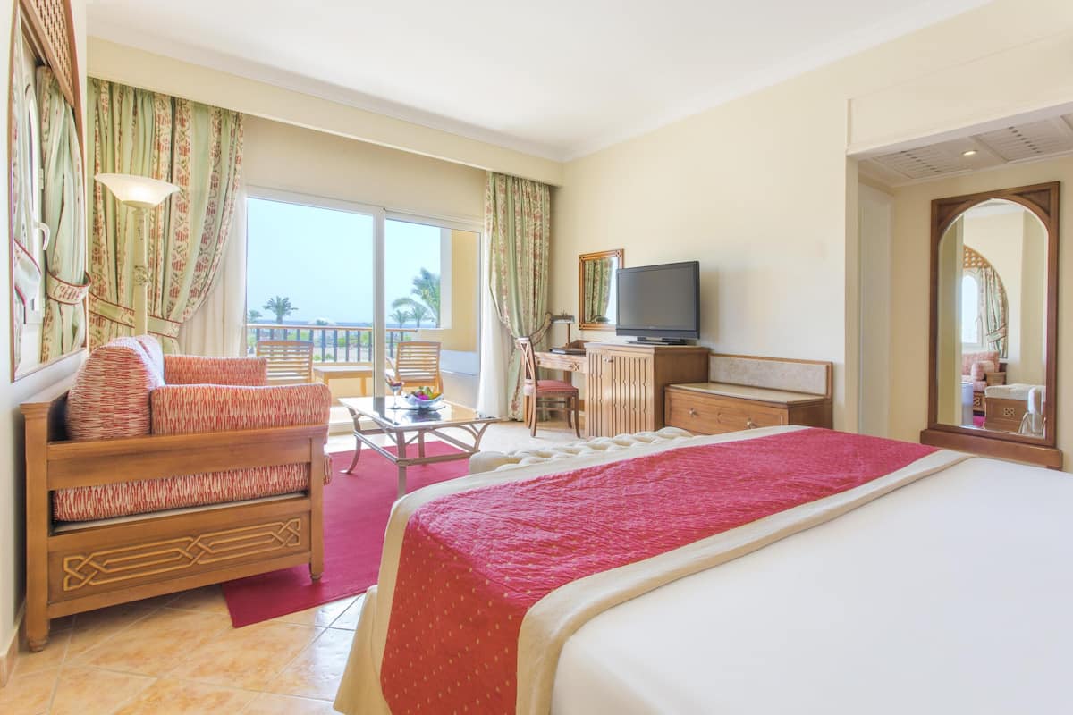 Habitación Deluxe, vista al mar (Laguna Club Room) | Ropa de cama de alta calidad, edredón y minibar