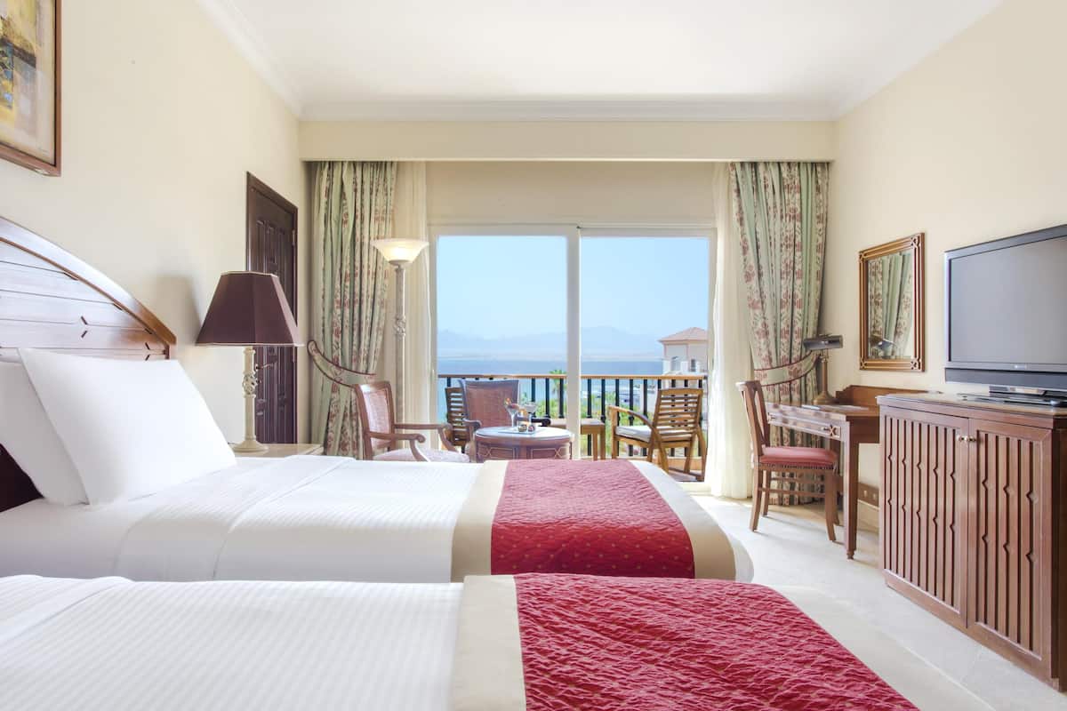 Habitación Deluxe, vista al mar (Laguna Club Room) | Ropa de cama de alta calidad, edredón y minibar