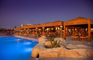 2 restaurants, breakfast, lunch, dinner served; international cuisine 