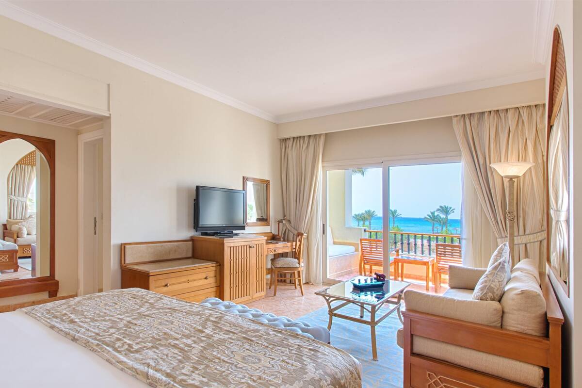 superior room, sea view (sea view room) | premium bedding, down duvets, minibar, in-room safe