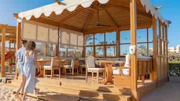 Am Strand, kostenloser Shuttle zum Strand, Liegestühle, Sonnenschirme