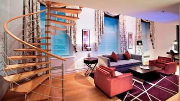 Duplex Suite, 1 Bedroom, Kitchenette | Ruang tamu | 32 inci televisyen skrin rata dengan kabel, TV