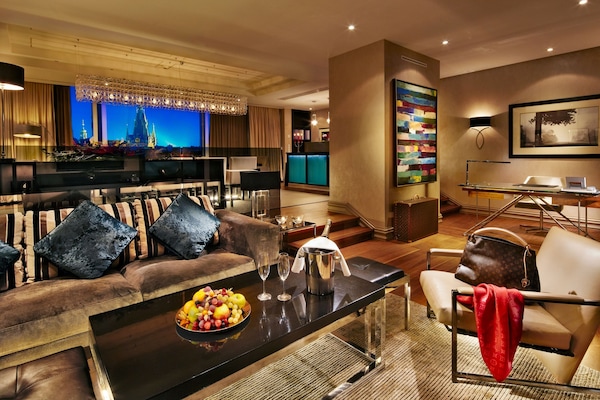 Suite presidencial, 2 habitaciones, Terraza, vista a la ciudad | Sala de estar | Televisión de pantalla plana de 32 pulgadas con canales por cable