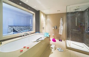 Designer-Toilettenartikel, Haartrockner, Bademäntel, Hausschuhe
