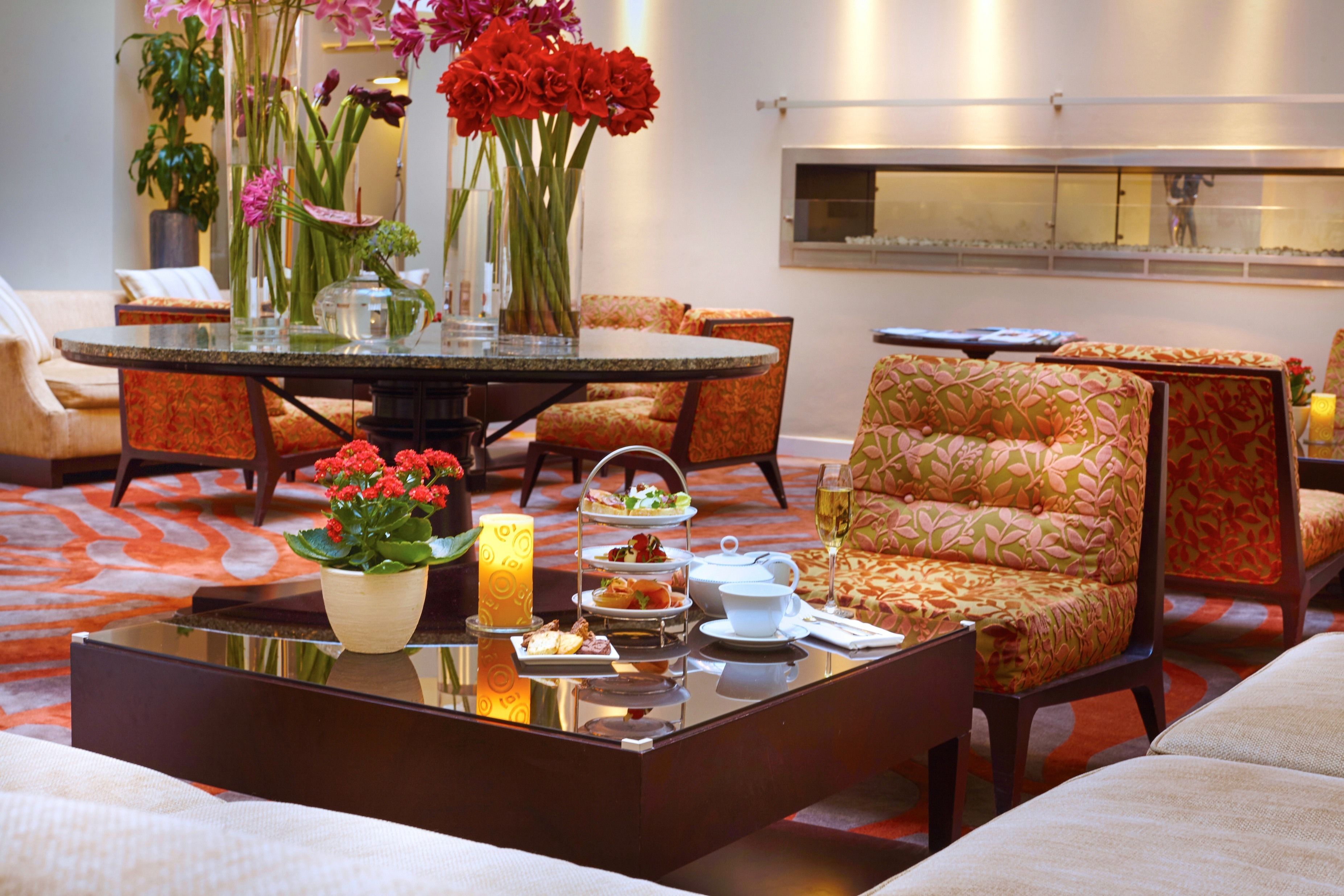 Menghidangkan sarapan, makan tengah hari dan makan malam 