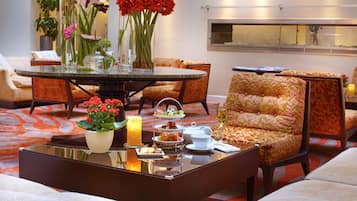 Menghidangkan sarapan, makan tengah hari dan makan malam