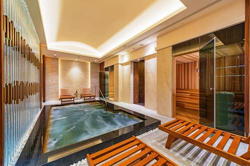 Salas de tratamiento para parejas, sauna y tina de hidromasaje