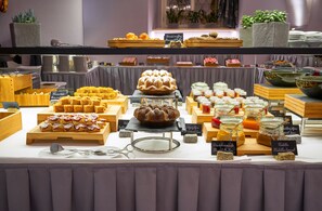 Tägliches Frühstücksbuffet gegen Gebühr