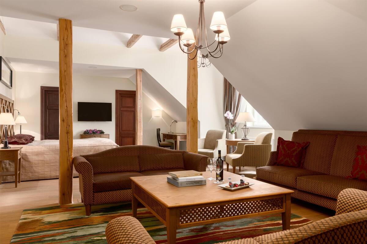 Suite Grand, 1 kamar tidur, bathtub, pemandangan kebun (Grand Deluxe Tower Suite) | Seprai premium, selimut bulu angsa, minibar, dan brankas