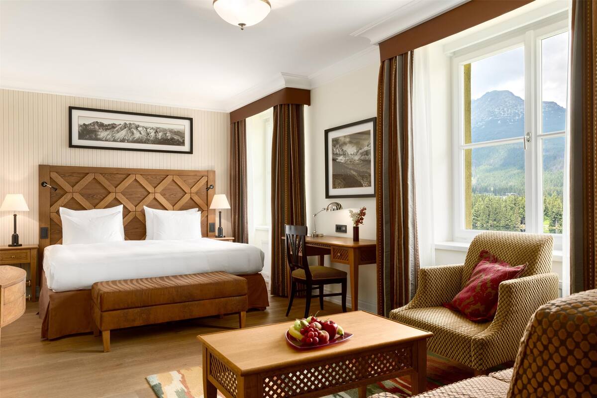 Seprai premium, selimut bulu angsa, minibar, dan brankas