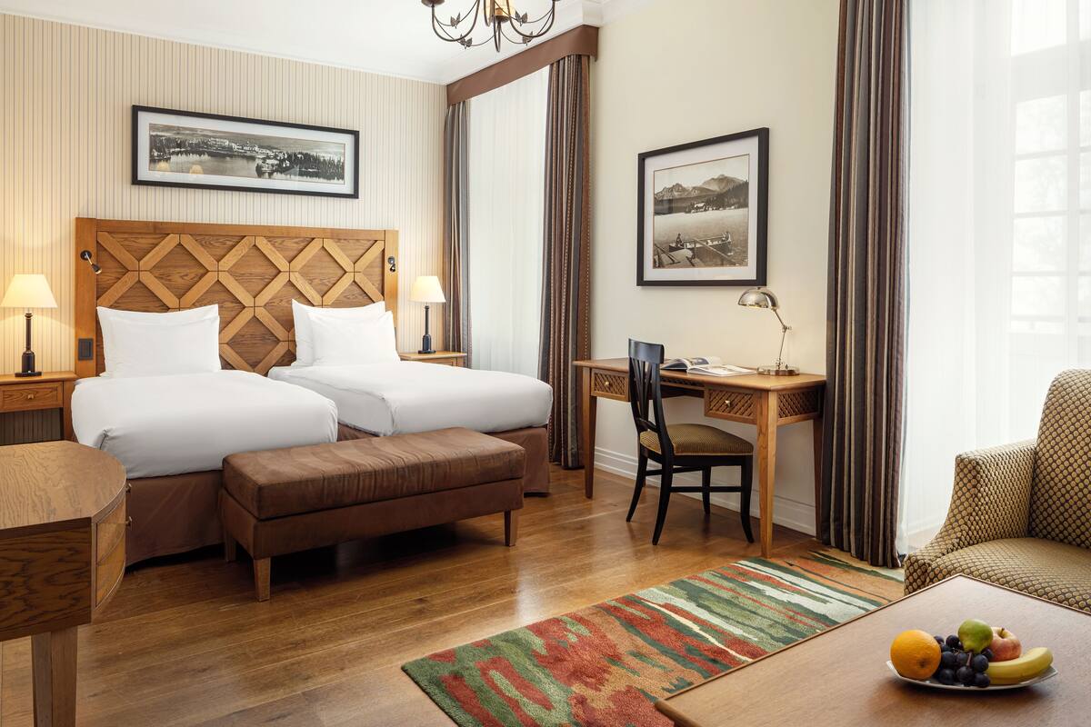 Seprai premium, selimut bulu angsa, minibar, dan brankas