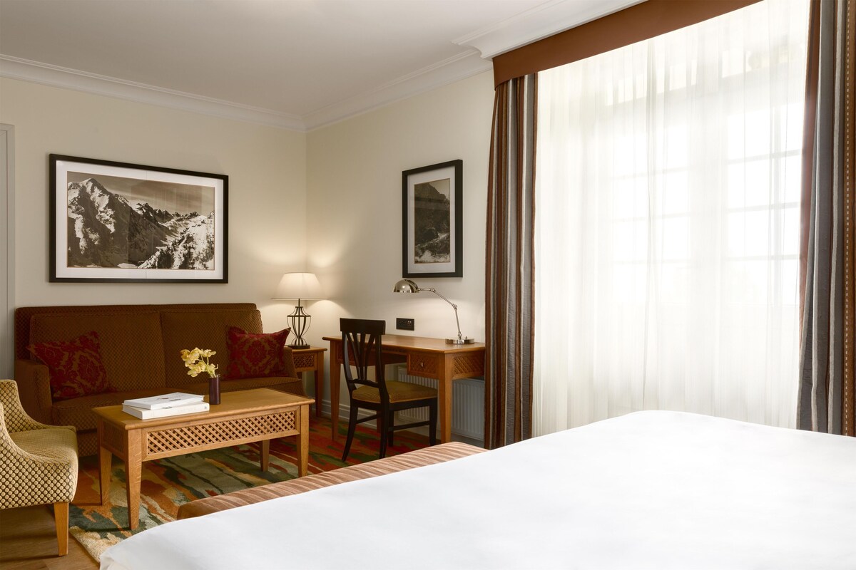 Premium bedding, down comforters, minibar, in-room safe