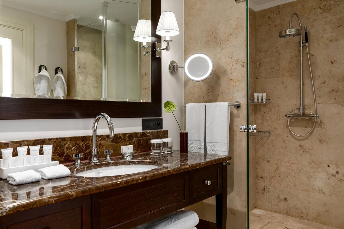 Kombinasi shower/bathtub, bathtub besar,  dan pancuran hujan