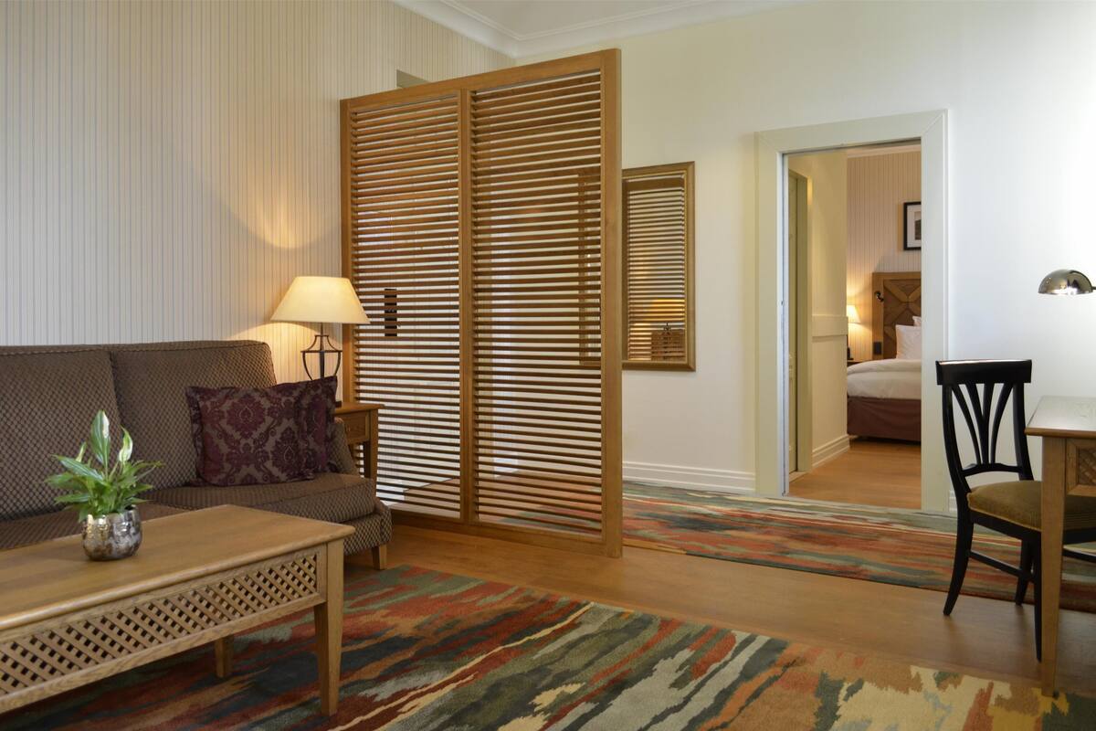 Suite Superior, 1 kamar tidur, bathtub, pemandangan kebun (Superior Krivan Suite) | Seprai premium, selimut bulu angsa, minibar, dan brankas