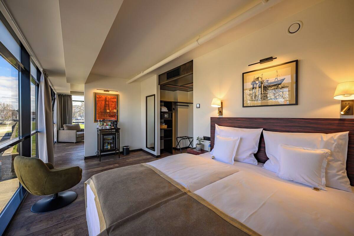 Family Room | 1 bedroom, hypo-allergenic bedding, minibar, in-room safe
