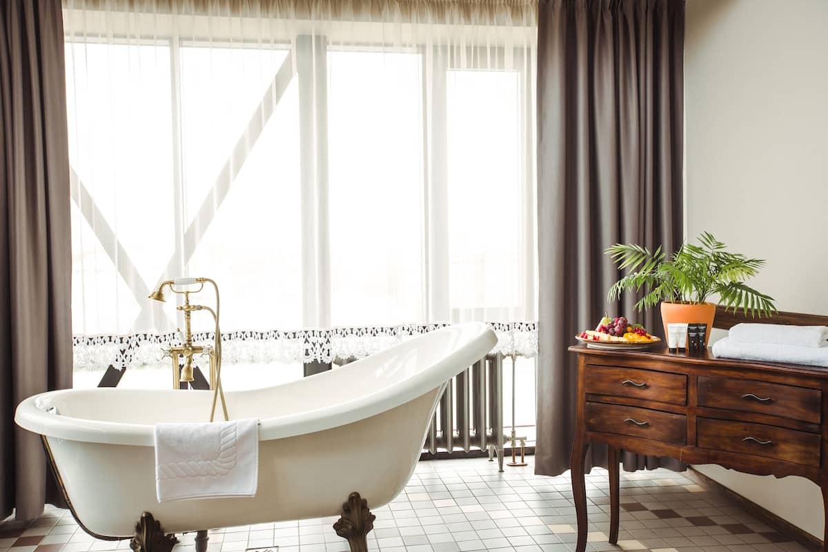 suite, non smoking (with morning gym access) | 1 bedroom, hypo-allergenic bedding, minibar, in-room safe