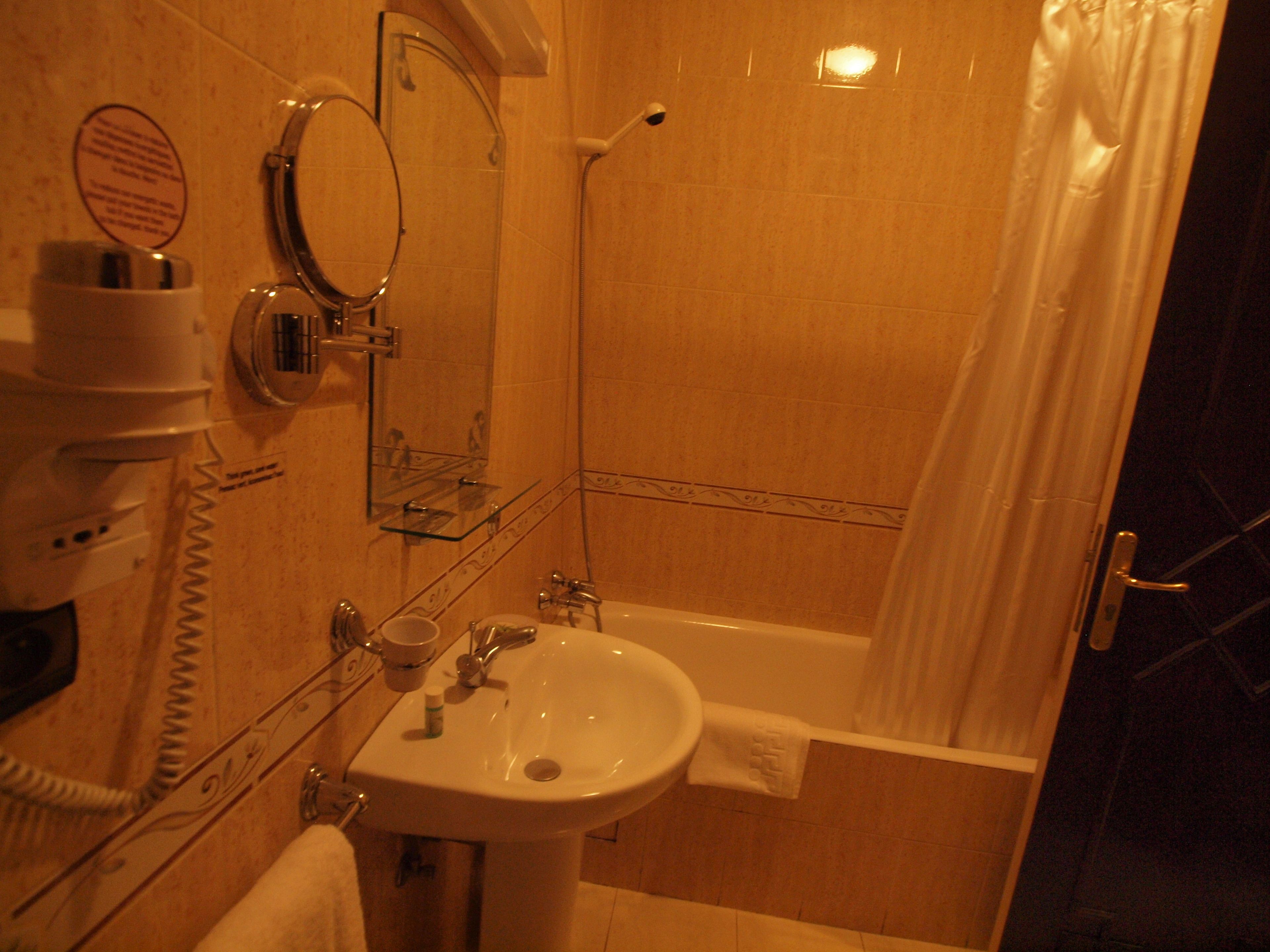 junior suite | bathroom | free toiletries, hair dryer, towels